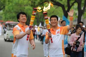 海闻副校长与成龙交接火炬